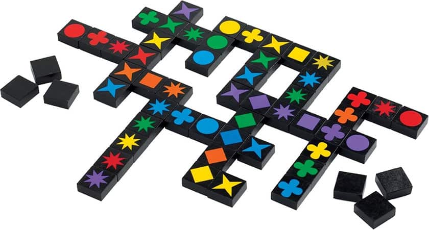 Qwirkle steentjes met symbolen en kleuren